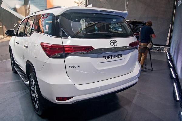 Toyota-Fortuner-2017-2018-2.jpg